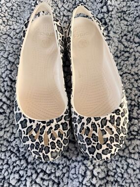 CROCS Women’s 7 Kadee Leopard Print Slingback Flats